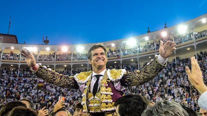 El Juli, a hombros, instantes antes de salir por la Puerta Grande de Las Ventas.