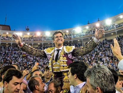 El Juli, a hombros, instantes antes de salir por la Puerta Grande de Las Ventas.