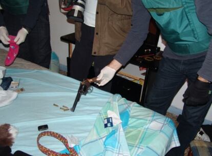 Material incautado por la Guardia Civil a los dos cabecillas de una banda dedicada al secuestro express a narcotraficantes.