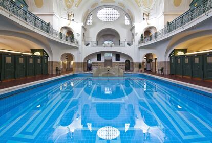 La piscina pública Müller‘sches Volksbad abrió sus puertas en 1901. En aquella época era la piscina más grande y cara del planeta, sostiene el fotógrafo.