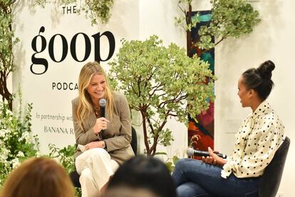 Gwyneth Paltrow charla con la actriz Kerry Washington en un 'podcast' de su marca Goop grabado con público en Los Ángeles en septiembre de 2019.