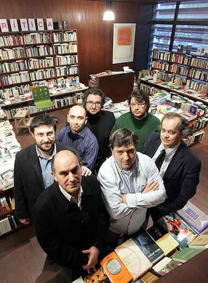 En la primera fila y de izquierda a derecha, en la librería La Central de Madrid, José Ángel Zapatero, de Menoscuarto; Pepo Paz, de Bartleby, y Javier Santillán, de Gadir. En segunda fila, Diego Moreno, de Nórdica Libros; Enrique Redel, de Funambulista; Julián Rodríguez, de Periférica, y Abel Hernández, de Acuarela.