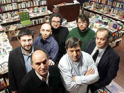 En la primera fila y de izquierda a derecha, en la librería La Central de Madrid, José Ángel Zapatero, de Menoscuarto; Pepo Paz, de Bartleby, y Javier Santillán, de Gadir. En segunda fila, Diego Moreno, de Nórdica Libros; Enrique Redel, de Funambulista; Julián Rodríguez, de Periférica, y Abel Hernández, de Acuarela.