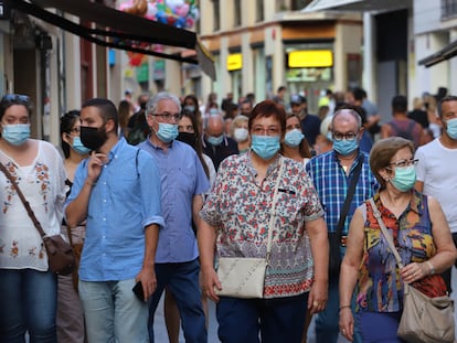 Gente por la calle con mascarilla en Sitges.