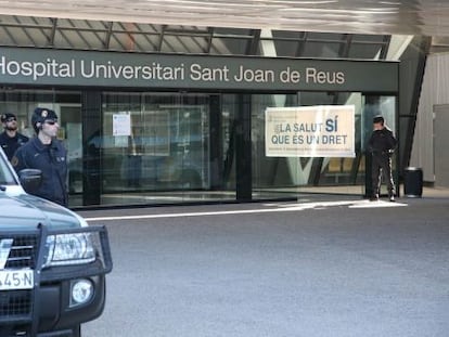 La Guardia Civil vigila el hospital Sant Joan de Reus durante el registro.