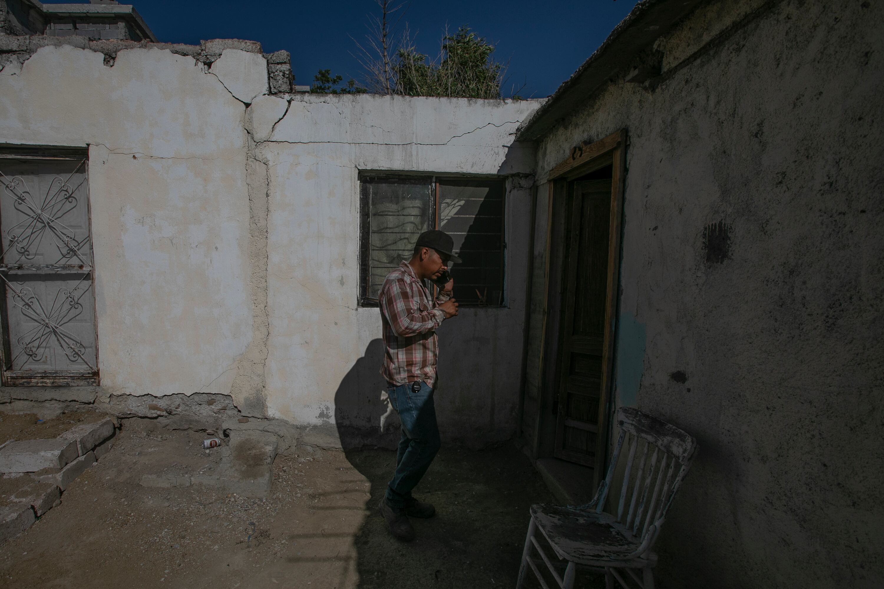 Sergio Martínez a las puertas de la casa de su hermano Jorge Luis 'El Loco', minero atrapado por el derrumbe de un pozo de carbón desde el miércoles pasado. 