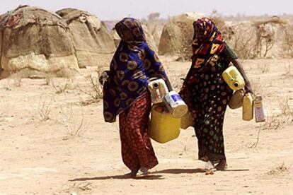 Dos mujeres caminan en busca de agua en Etiopía, durante la sequía que afectó a este país en 2000.