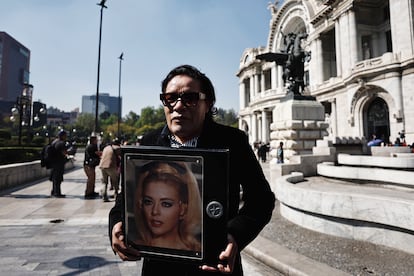 Una persona muestra una fotografía de la icónica actriz este sábado frente al Palacio de Bellas Artes en Ciudad de México.