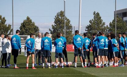 Zidane charla con la plantilla en su primer entrenamiento.