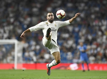 Carbajal, controla un balón de forma acrobática.