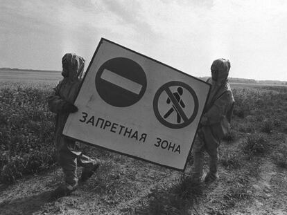 Instalación de una señal de prohibición del paso en los alrededores de Chernóbil (1990).