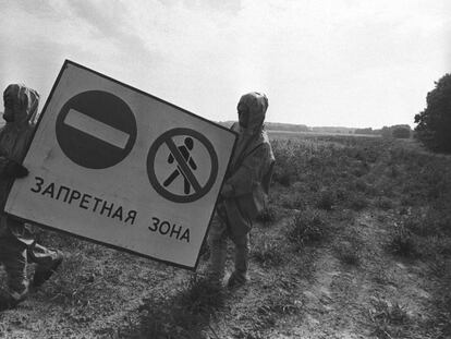 Instalación de una señal de prohibición del paso en los alrededores de Chernóbil (1990).