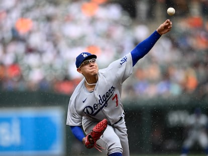 Julio Urías lanza durante la primera entrada de un partido de béisbol contra los Orioles de Baltimore, en julio de 2023.
