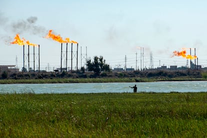 Río Shatt al-Arab junto al campo petrolífero de Nahr Bin Omar en el sur de Irak.