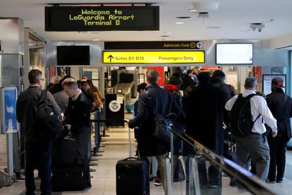 Colas en el aeropuerto LaGuardia de Nueva York tras los retrasos causados por la enfermedad de varios controladores aéreos el 25 de enero, un síntoma del cierre del Gobierno de EE UU.