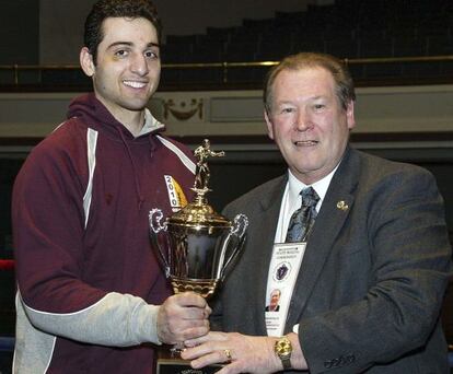 Tamerl&aacute;n Tsarnaev recoge el trofeo que lo acredita como vencedor de un torneo de boxeo en Massachusetts, en 2010.