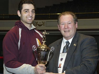 Tamerl&aacute;n Tsarnaev recoge el trofeo que lo acredita como vencedor de un torneo de boxeo en Massachusetts, en 2010.