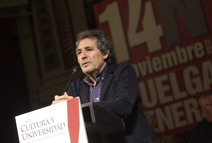 El m&uacute;sico Miguel R&iacute;os durante su intervenci&oacute;n hoy en un acto en el Ateneo de Madrid de apoyo a la huelga general.