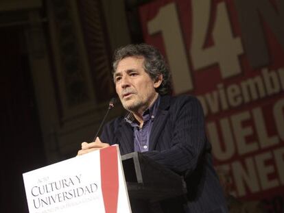 El m&uacute;sico Miguel R&iacute;os durante su intervenci&oacute;n hoy en un acto en el Ateneo de Madrid de apoyo a la huelga general.