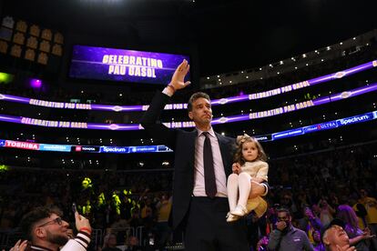 Pau Gasol, con su hija Elisabet Gianna, antes del partido en el que los Lakers se enfrentaron el martes a los Grizzlies de Memphis.