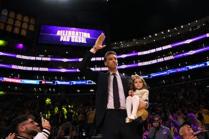 Pau Gasol, con su hija Elisabet Gianna, antes del partido en el que los Lakers se enfrentaron el martes a los Grizzlies de Memphis.