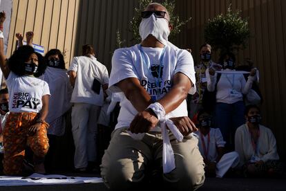 Manifestación silenciosa por el cambio climático y los derechos humanos, frente a la sede de la COP27, en Sharm el Sheij (Egipto) el miércoles.