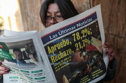 Una mujer lee un diario este lunes en Santiago (AP Photo/Esteban Felix)