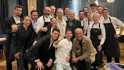 Former U.S. president Barack Obama, film director Steven Spielberg and singer Bruce Springsteen with the staff of Restaurant Amar in Barcelona on Thursday.