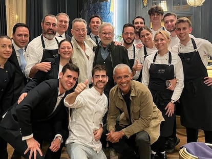 Former U.S. president Barack Obama, film director Steven Spielberg and singer Bruce Springsteen with the staff of Restaurant Amar in Barcelona on Thursday.