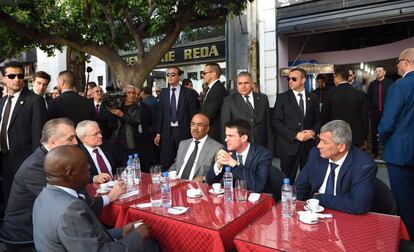 El primer ministro francés, Manuel Valls (en el centro), este domingo en Argel.
