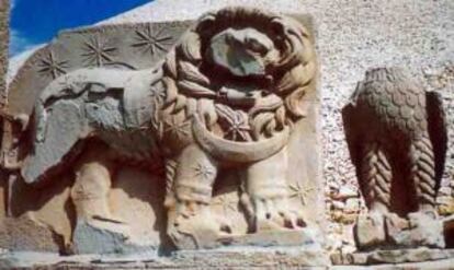 Detalle de la losa de piedra más famosa de Nemrud Dag, con el 'horóscopo' del león.