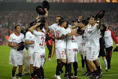 Los jugadores del Atlético festejan el triunfo en la Copa del Rey ante el Atlético.