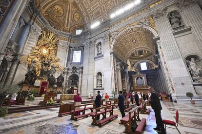 En una basílica de San Pedro desierta, acompañado tan solo en algunos momentos por su maestro de ceremonias, Guido Marini, Francisco ha recordado que “el mundo entero está sufriendo y tiene que estar unido” para afrontar esta crisis global y ha repasado en tono severo los “desafíos históricos” y los conflictos que azotan el planeta.