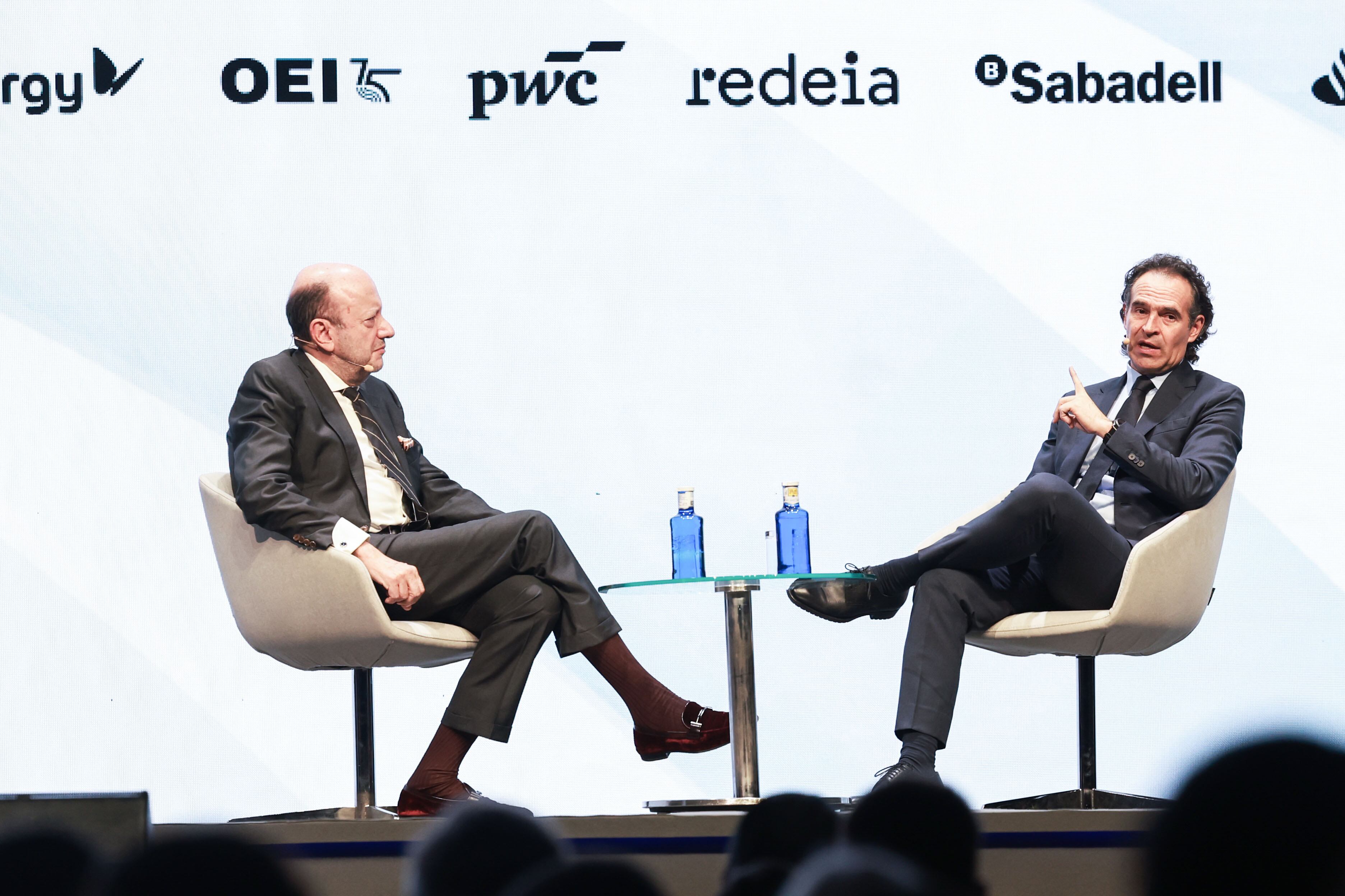 El alcalde de Medellín, Federico Gutiérrez, y Julio Sánchez Cristo, de W Radio, durante su intervención en el WIP, este martes en Barcelona.