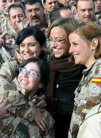 La ministra Carme Chacón, rodeada de soldados en la base de Herat.