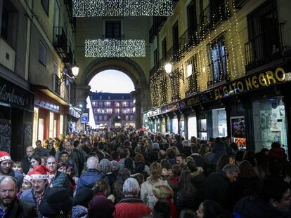 Una calle de Madrid, atestada de viadantes este jueves.