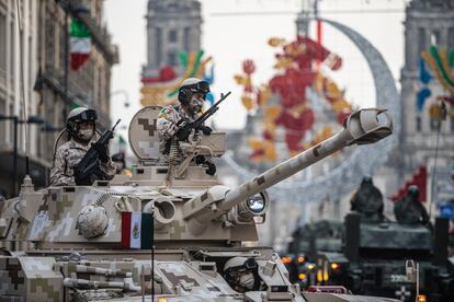Elementos de las Fuerzas Armadas de México se preparanpara el desfile militar.