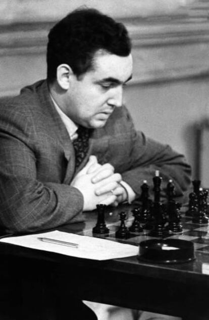 Taimánov durante una partida en 1956