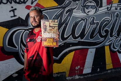 Jessé Andarilho, muestra su libro 'Esquema' en el barrio de Santa Cruz, Río de Janeiro.