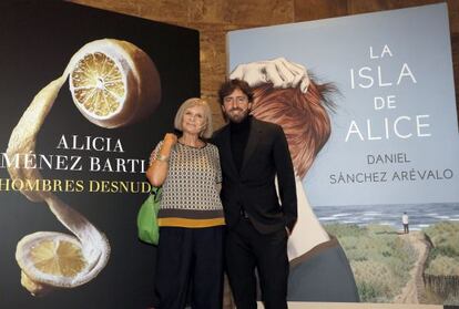 Los autores Alicia Giménez-Bartlett y Daniel Sánchez Arévalo, ganadora y finalista del Premio Planeta 2015, hoy en Madrid. 