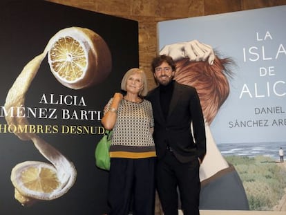 Los autores Alicia Giménez-Bartlett y Daniel Sánchez Arévalo, ganadora y finalista del Premio Planeta 2015, hoy en Madrid. 