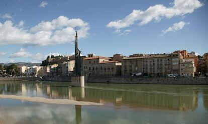 Una imagen de archivo del monolito franquista de Tortosa.