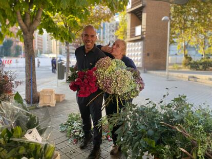 La dueña de Flores Pili Bernabéu, Pilar Alonso, y uno de sus empleados Diego Verón frente al estadio blanco. 