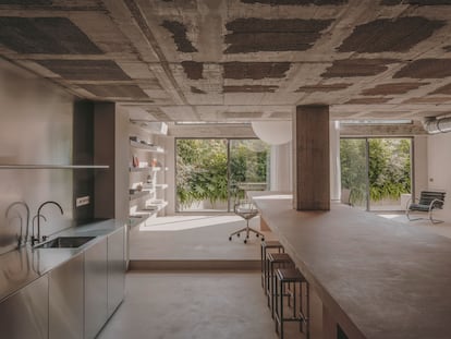 Panorámica de la planta baja del estudio de Andrés Reisinger diseñado por Isern Serra en Poble Nou, Barcelona.