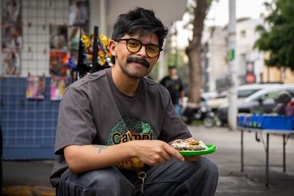 Andrés Torres come un taco afuera del mercado Medellín, el 8 de mayo en Ciudad de México.