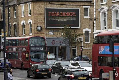 Una de las vallas invitando a Banksy en Londres.