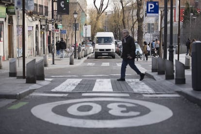 La calle de Embajadores, en el barrio de Lavapiés, limitada a 30 kilómetros por hora.