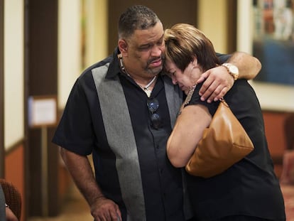 Dos personas se consuelan en el velorio en Kissimmee de Eric Ivan Ortiz-Rivera, una de las víctimas puertorriqueñas del tiroteo