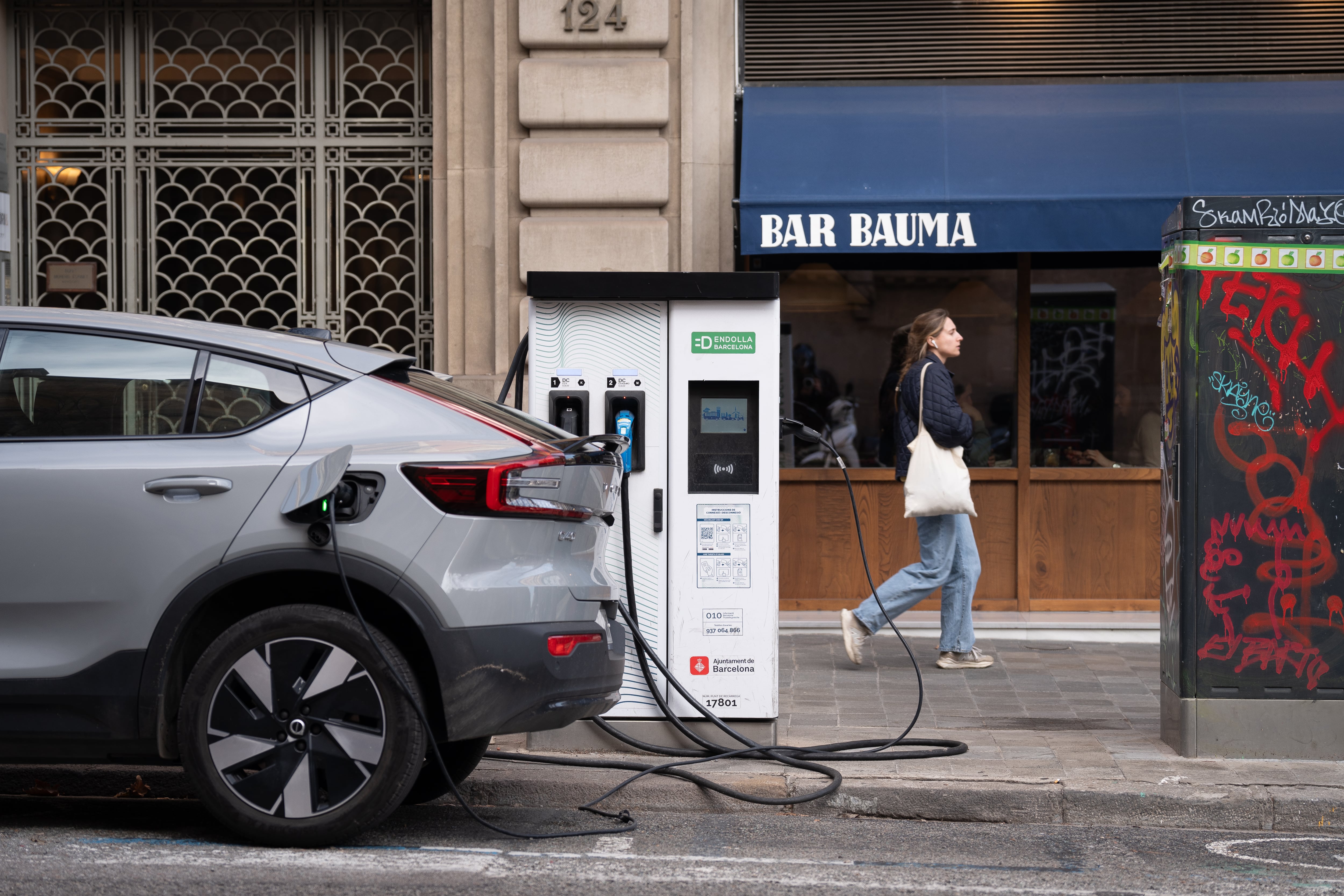 Un cargador eléctrico en una calle de Barcelona.