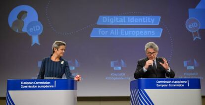 Margrethe Vestager, vicepresidenta del Ejecutivo comunitario responsable de Competencia, y Thierry Breton, comisario de de Mercado Interior.